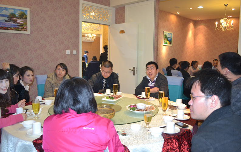 在2013年新年來臨之際，昆明天度網(wǎng)絡公司組織全體員工聚餐和溫莎K歌。在2012年里，天度順利完成了集團整合和辦公室擴充搬遷，并獲得了客戶和業(yè)界的廣泛認可；在新的一年里，天度人將把握機遇、再接再礪，努力完善售后服務和強化服務品質(zhì)，力爭在2013年內(nèi)客戶總數(shù)突破5000家，為打造云南網(wǎng)絡營銷而努力。