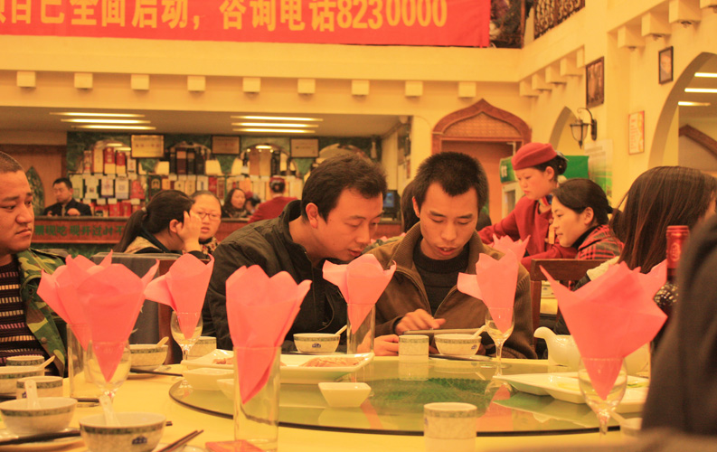 2010年12日1日，公司為行政部陸經(jīng)理在內(nèi)的同事舉辦了生日聚餐和K歌等活動，天度一直堅持每位員工舉行生日祝福活動，同時公司每月舉行活動、各部門每周組織活動，就像一個大家庭，我們倡導(dǎo)快樂生活、快樂工作的模式，讓每位天度人都能感受到家的溫暖