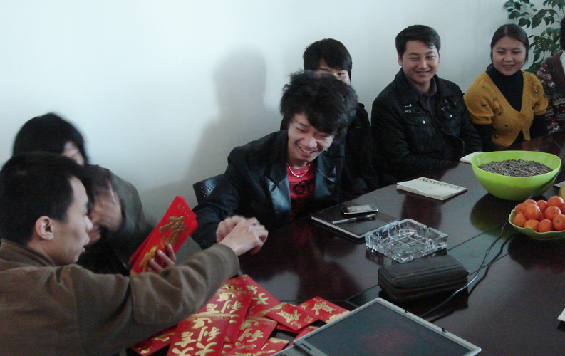 2008年是昆明天度網(wǎng)絡(luò)公司豐碩累累的一年，在眾多天度人的齊心協(xié)力下，我們堅(jiān)持自己的專業(yè)原則、堅(jiān)持品質(zhì)創(chuàng)造價(jià)值，并獲得了良好的市場業(yè)績。目前公司已經(jīng)完成新一輪的辦公室裝修，在2009年天度將繼續(xù)堅(jiān)持走專業(yè)、專業(yè)的服務(wù)路線，并將擴(kuò)建原有商務(wù)部、組建新的電子商務(wù)運(yùn)營部，從而為客戶提供更有價(jià)值的服務(wù)。