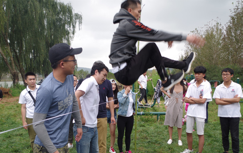 四個(gè)小隊(duì)依次完成跨越橫線，每個(gè)小伙伴臉上洋溢著愉悅的笑容！此時(shí)此刻結(jié)果如何并不重要，重要的是在游戲中我們收獲了親密無間的高度默契和隊(duì)友間無條件的信任！