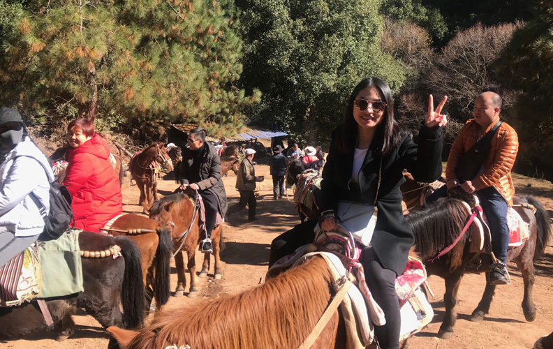 吃罷中午飯就是中外的茶馬古道—騎馬之旅！